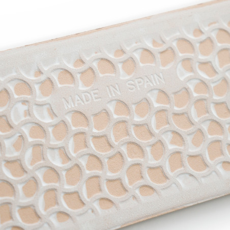 Die erhabene, ineinandergreifende Musterfliese mit der Prägung „MADE IN SPAIN“ liegt vor einem strukturierten Hintergrund und un