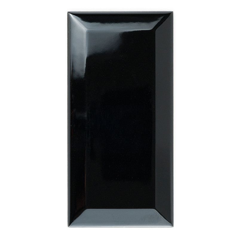 Eine glänzende, rechteckige schwarze Keramikfliese steht aufrecht vor einem weißen Hintergrund und reflektiert das Licht auf ihr