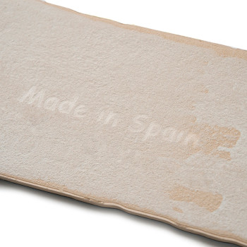 Rechteckige, cremefarbene Fliese mit strukturierter Oberfläche. Der Text „Made in Spain“ ist dezent in die Mitte der Fliese eing