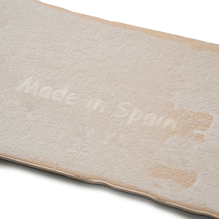 Rechteckige, cremefarbene Fliese mit strukturierter Oberfläche. Der Text „Made in Spain“ ist dezent in die Mitte der Fliese eing Rechteckige, cremefarbene Fliese mit strukturierter Oberfläche. Der Text „Made in Spain“ ist dezent in die Mitte der Fliese eing