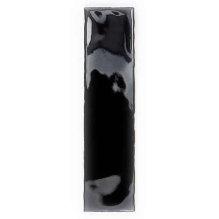 Eine glänzende, rechteckige schwarze Fliese reflektiert Licht und erzeugt eine glänzende Oberfläche. Es steht vertikal, isoliert Eine glänzende, rechteckige schwarze Fliese reflektiert Licht und erzeugt eine glänzende Oberfläche. Es steht vertikal, isoliert