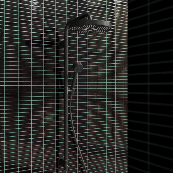 Un cabezal de ducha negro mate está montado en una elegante barra vertical con una boquilla de mano, frente a azulejos horizonta