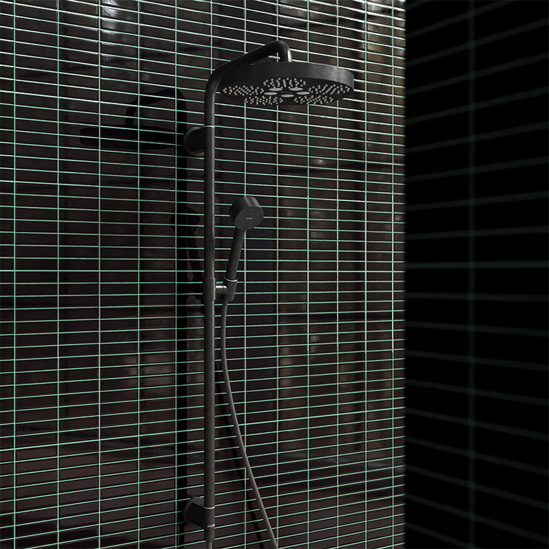 Ein mattschwarzer Duschkopf ist auf einer schlanken, vertikalen Stange mit einer Handbrause montiert, die vor glänzenden, dunkle