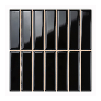 As telhas cerâmicas pretas retangulares estão dispostas em uma grade 4x4, refletindo a luz em um padrão. O fundo é branco.