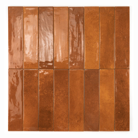 Rechteckige Keramikfliesen, vertikal angeordnet, weisen eine satte braune Glasur mit glänzender Oberfläche auf. Die Fliesen bild