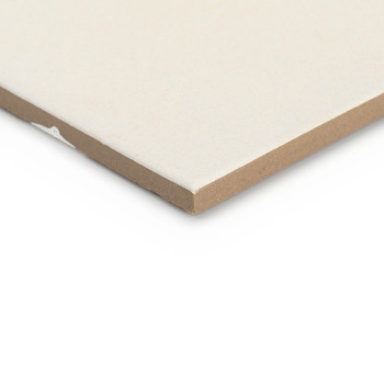 Eine rechteckige Keramikfliese liegt flach und zeigt ihre glatte, cremefarbene Oberfläche und die leicht abgeschrägten Kanten vo