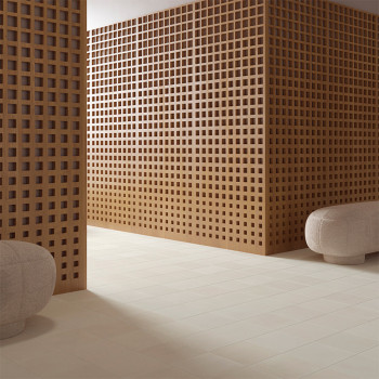 Een houten rastermuur scheidt een kamer versierd met beige vloertegels, vergezeld van ronde grijze voetenbankjes. De ruimte oogt