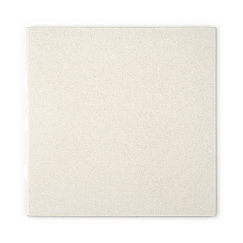 Um ladrilho cerâmico liso e quadrado repousa sobre um fundo branco, apresentando uma superfície lisa, fosca, bege claro, sem tex