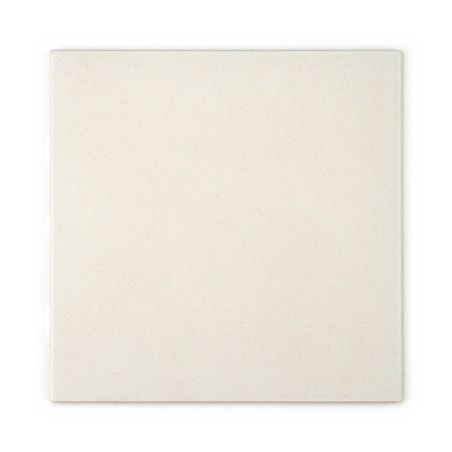 Een effen, vierkante keramische tegel rust tegen een witte achtergrond, met een glad, mat, lichtbeige oppervlak zonder tekst of 