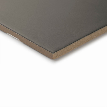 Eine glatte, dunkle Fliese liegt flach auf einer hellen Oberfläche und bringt ihre scharfen, sauberen Kanten und gleichmäßigen D