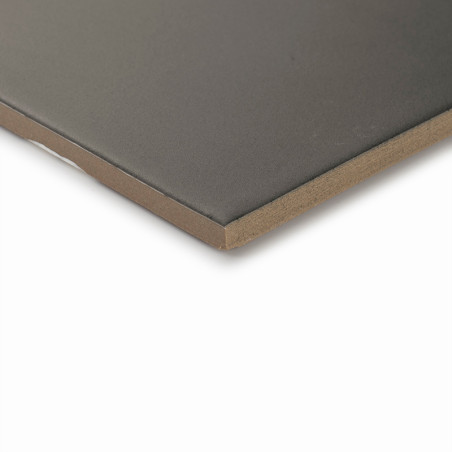 Eine glatte, dunkle Fliese liegt flach auf einer hellen Oberfläche und bringt ihre scharfen, sauberen Kanten und gleichmäßigen D