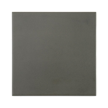 Um ladrilho quadrado cinza escuro fosco fica plano, proporcionando uma superfície minimalista e neutra, adequada para vários des