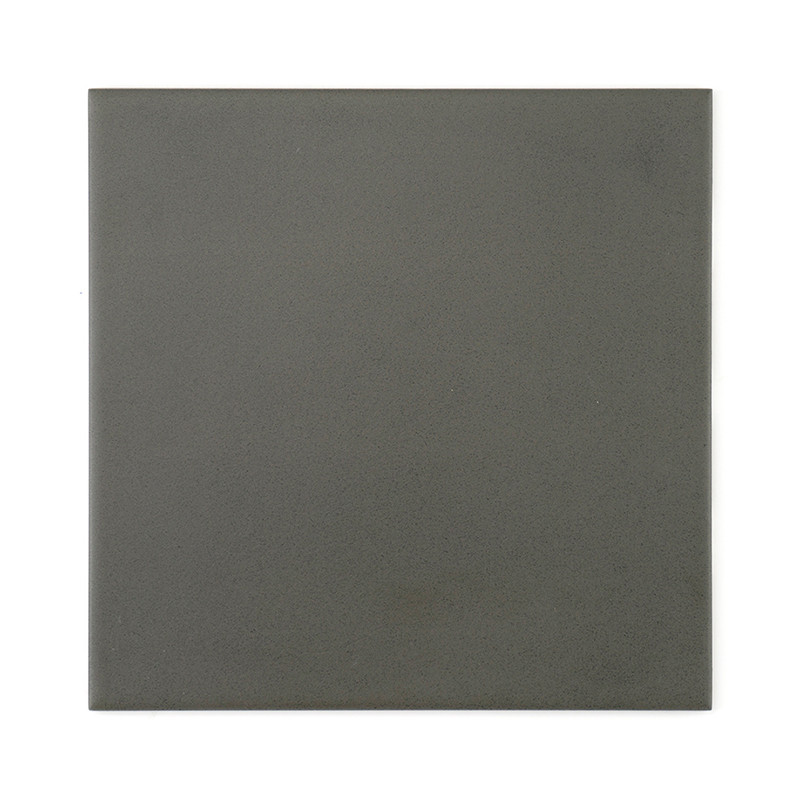 Um ladrilho quadrado cinza escuro fosco fica plano, proporcionando uma superfície minimalista e neutra, adequada para vários des