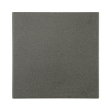 Um ladrilho quadrado cinza escuro fosco fica plano, proporcionando uma superfície minimalista e neutra, adequada para vários des Um ladrilho quadrado cinza escuro fosco fica plano, proporcionando uma superfície minimalista e neutra, adequada para vários des