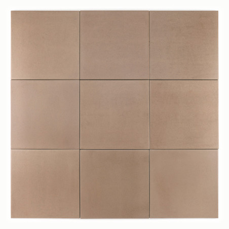 Ein Gitter aus neun matten, quadratischen Fliesen in einem warmen, erdigen Braunton, gleichmäßig angeordnet mit dünnen Fugenlini