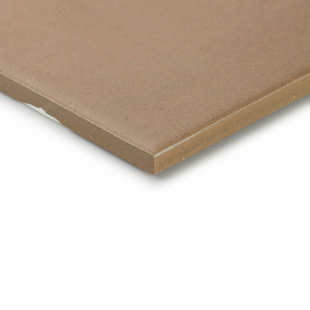 Eine braune Keramikfliese mit glatter Oberfläche und scharfen Kanten steht vor einem schlichten weißen Hintergrund und unterstre