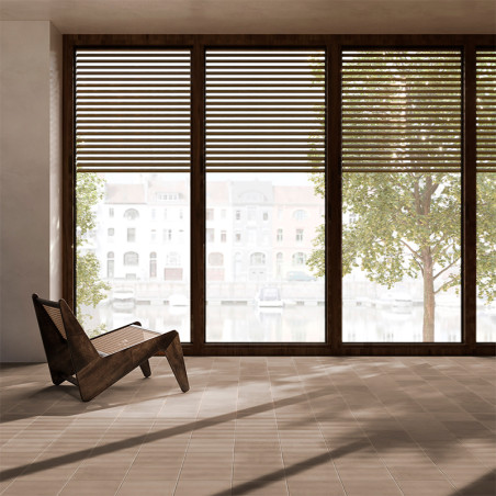 Una silla de madera se reclina sobre un suelo de azulejos, frente a grandes ventanales con persianas abiertas, que revelan árbol Una silla de madera se reclina sobre un suelo de azulejos, frente a grandes ventanales con persianas abiertas, que revelan árbol