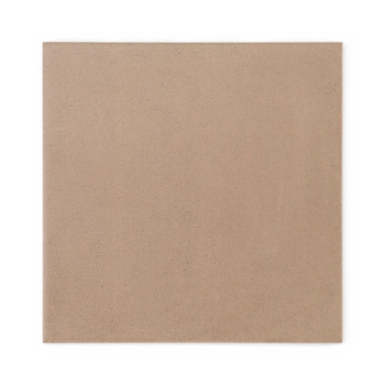 Un azulejo cerámico cuadrada muestra una superficie lisa de color beige, lo que la hace adecuada para aplicaciones en pisos o pa