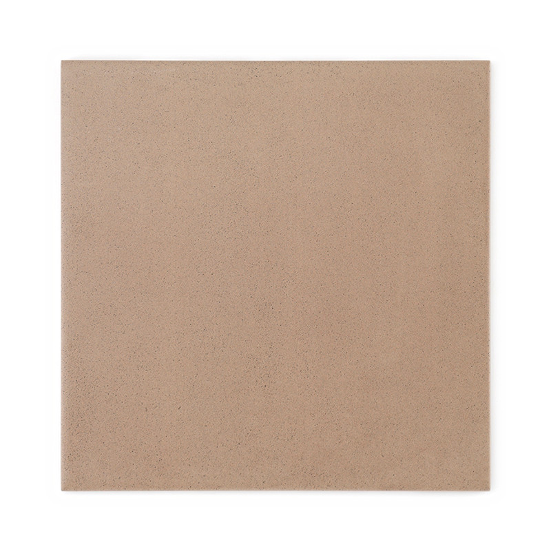 Un azulejo cerámico cuadrada muestra una superficie lisa de color beige, lo que la hace adecuada para aplicaciones en pisos o pa