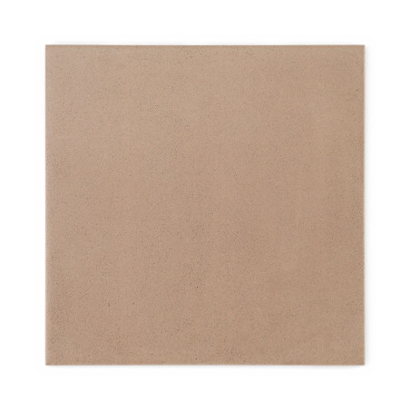 Eine quadratische Keramikfliese weist eine glatte, beige Oberfläche auf und eignet sich daher für Innenböden oder Wandanwendunge