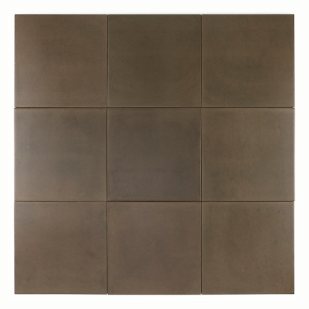 Neun gleichmäßige, quadratische braune Kacheln, angeordnet in einem Drei-mal-Drei-Raster. Die Fliesen wirken glatt und schmucklo