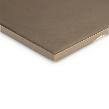 Eine quadratische, glatte, braune Fliese mit leicht abgeschrägter Kante liegt vor einem weißen Hintergrund und betont deren Dick