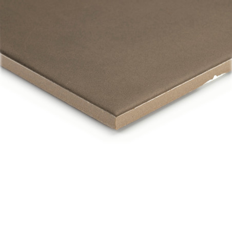 Eine quadratische, glatte, braune Fliese mit leicht abgeschrägter Kante liegt vor einem weißen Hintergrund und betont deren Dick