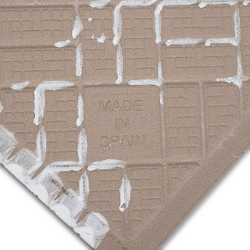 Auf der Oberfläche einer quadratischen Keramikfliese mit beigem Gittermuster ist der Text „MADE IN SPAIN“ eingeprägt, umgeben vo