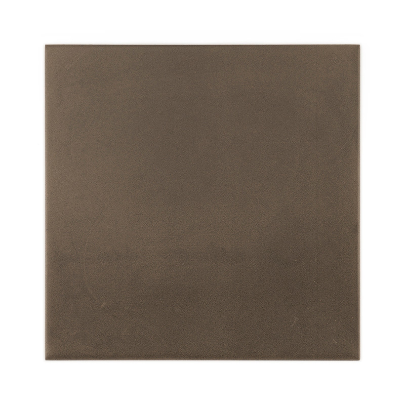 Eine quadratische, matte, dunkelbraune Fliese liegt auf einem weißen Hintergrund und wirkt glatt und gleichmäßig in der Textur, 