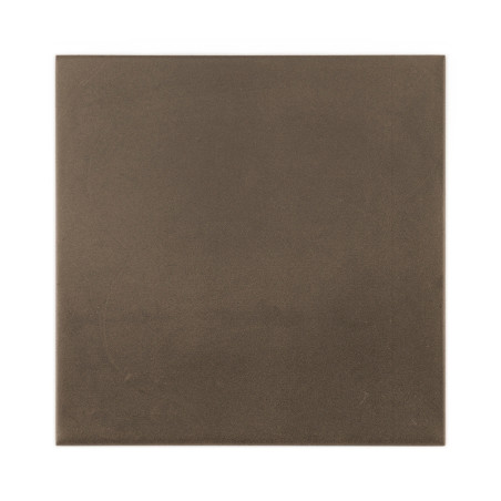 Eine quadratische, matte, dunkelbraune Fliese liegt auf einem weißen Hintergrund und wirkt glatt und gleichmäßig in der Textur, 