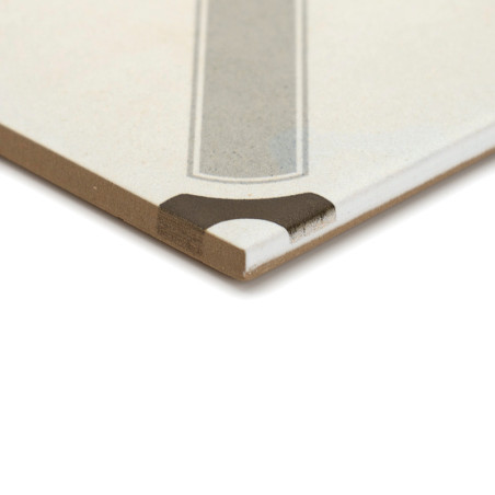 Eine Keramikfliese weist ein geometrisches Design mit einem zentralen hellgrauen Rechteck und einer kontrastierenden dunkelbraun