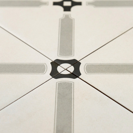 Eine Keramikfliese weist ein symmetrisches geometrisches Muster mit sich kreuzenden grauen Linien auf, die ein Kreuz bilden, in 