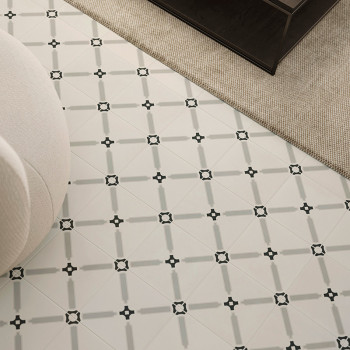 Weiße Bodenfliesen zeigen ein Muster aus kleinen schwarzen Quadraten, die durch graue Linien verbunden sind, neben einem beigen 