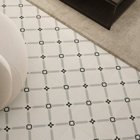 Weiße Bodenfliesen zeigen ein Muster aus kleinen schwarzen Quadraten, die durch graue Linien verbunden sind, neben einem beigen 