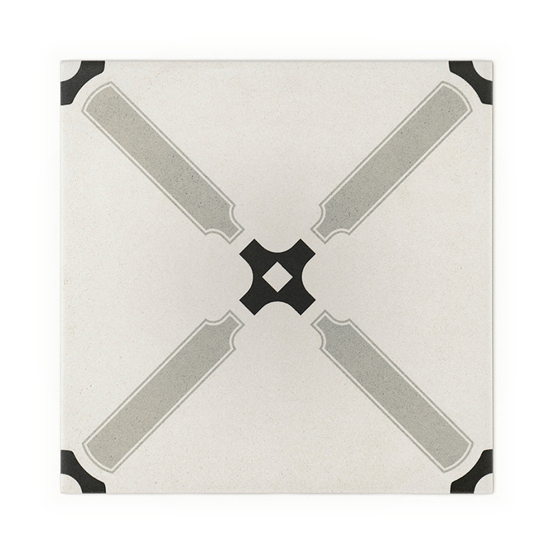 Eine quadratische Fliese hat einen hellgrauen Hintergrund mit symmetrischen schwarzen und grauen geometrischen Mustern, die läng