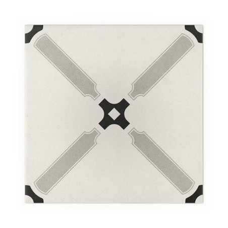 Eine quadratische Fliese hat einen hellgrauen Hintergrund mit symmetrischen schwarzen und grauen geometrischen Mustern, die läng