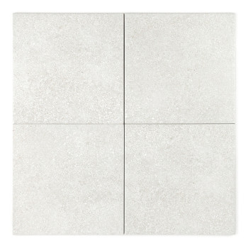 Um ladrilho quadrado exibe um padrão sutil e salpicado com uma textura cinza claro, contra um fundo branco liso.