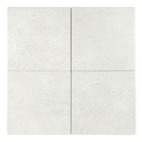 Vier lichtgrijze, gespikkelde keramische tegels zijn in een vierkant gerangschikt, netjes uitgelijnd, en vormen een naadloos pat