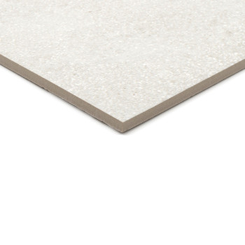 Eine rechteckige, gesprenkelte hellgraue Keramikfliese liegt auf einer weißen Oberfläche und zeigt ihr dünnes Profil und ihre gl