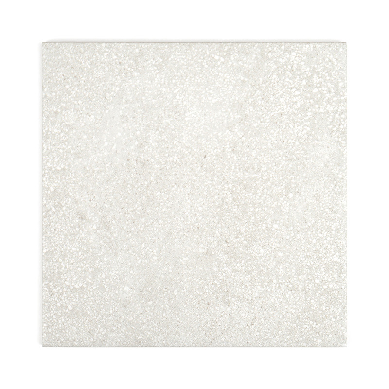 Un carreau carré affiche un motif subtil et moucheté avec une texture gris clair, sur un fond blanc uni.