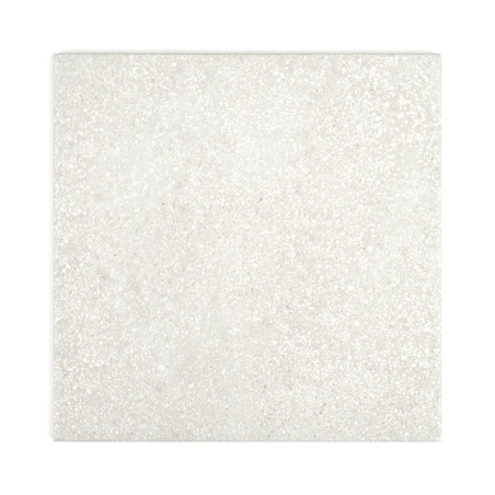 Eine quadratische Fliese zeigt ein dezentes, gesprenkeltes Muster mit einer hellgrauen Textur vor einem schlichten weißen Hinter