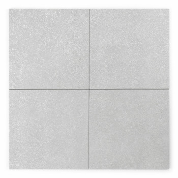 Um ladrilho quadrado cinza claro exibe uma superfície texturizada com padrões salpicados, contra um fundo branco liso.