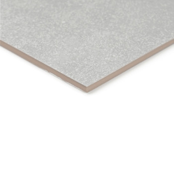 Eine Nahaufnahme zeigt eine rechteckige, graue Keramikfliese mit mattem Finish, die auf einer flachen weißen Oberfläche ruht.