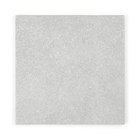 Eine quadratische, hellgraue Fliese zeigt eine strukturierte Oberfläche mit gesprenkelten Mustern vor einem schlichten weißen Hi
