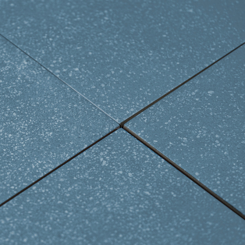 Los azulejos de cerámica azules están alineados en un patrón de cuadrícula, resaltados por sutiles texturas moteadas, con un mín