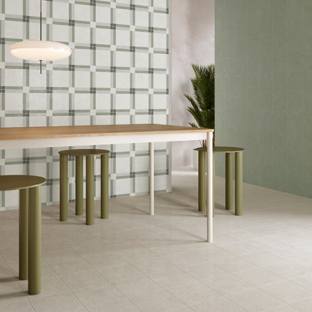 Uma mesa de jantar moderna com bancos cilíndricos verdes fica sobre um piso de azulejos claros, cercada por azulejos lisos e com Uma mesa de jantar moderna com bancos cilíndricos verdes fica sobre um piso de azulejos claros, cercada por azulejos lisos e com