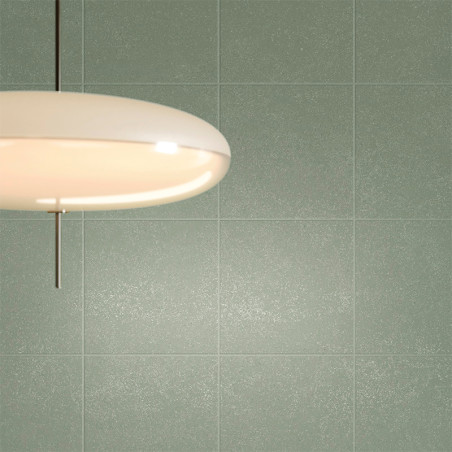 Uma luz de teto redonda e branca está pendurada em uma parede lisa e de azulejos verdes, lançando um brilho quente sobre a super Uma luz de teto redonda e branca está pendurada em uma parede lisa e de azulejos verdes, lançando um brilho quente sobre a super