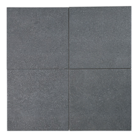 Vier graue quadratische Fliesen sind in einem 2x2-Raster angeordnet und bilden ein Muster mit subtilen Sprenkeln. Die glatten Fl