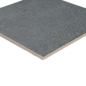 Eine quadratische, graue Keramikfliese liegt flach und zeigt eine strukturierte, gesprenkelte Oberfläche mit einer glatten Kante