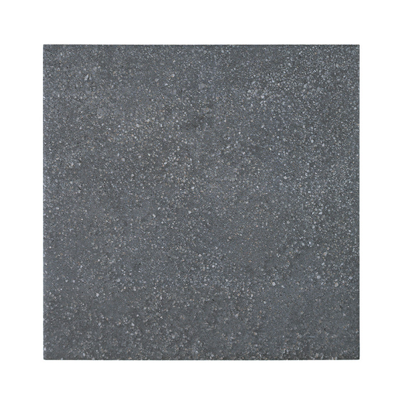 Eine quadratische Fliese mit strukturierter, dunkelgrauer Oberfläche liegt auf einem schlichten weißen Hintergrund.